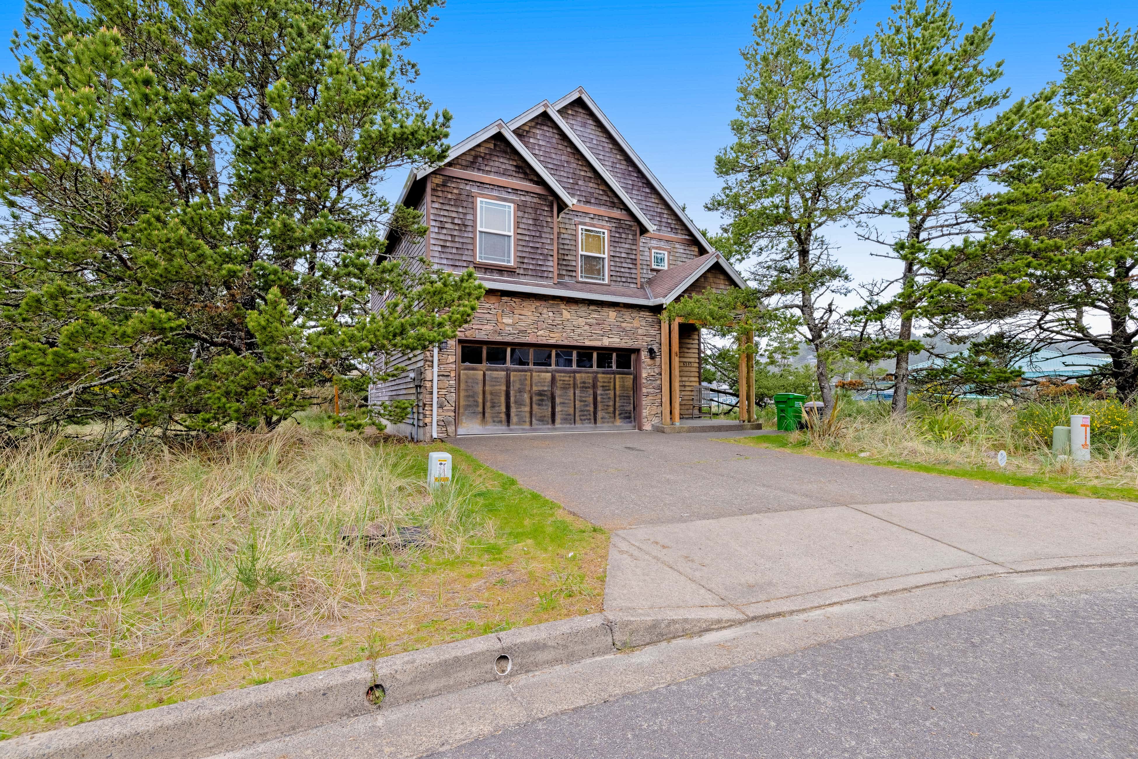Dog friendly coastal retreat with a game room patio grill jetted tub and with D