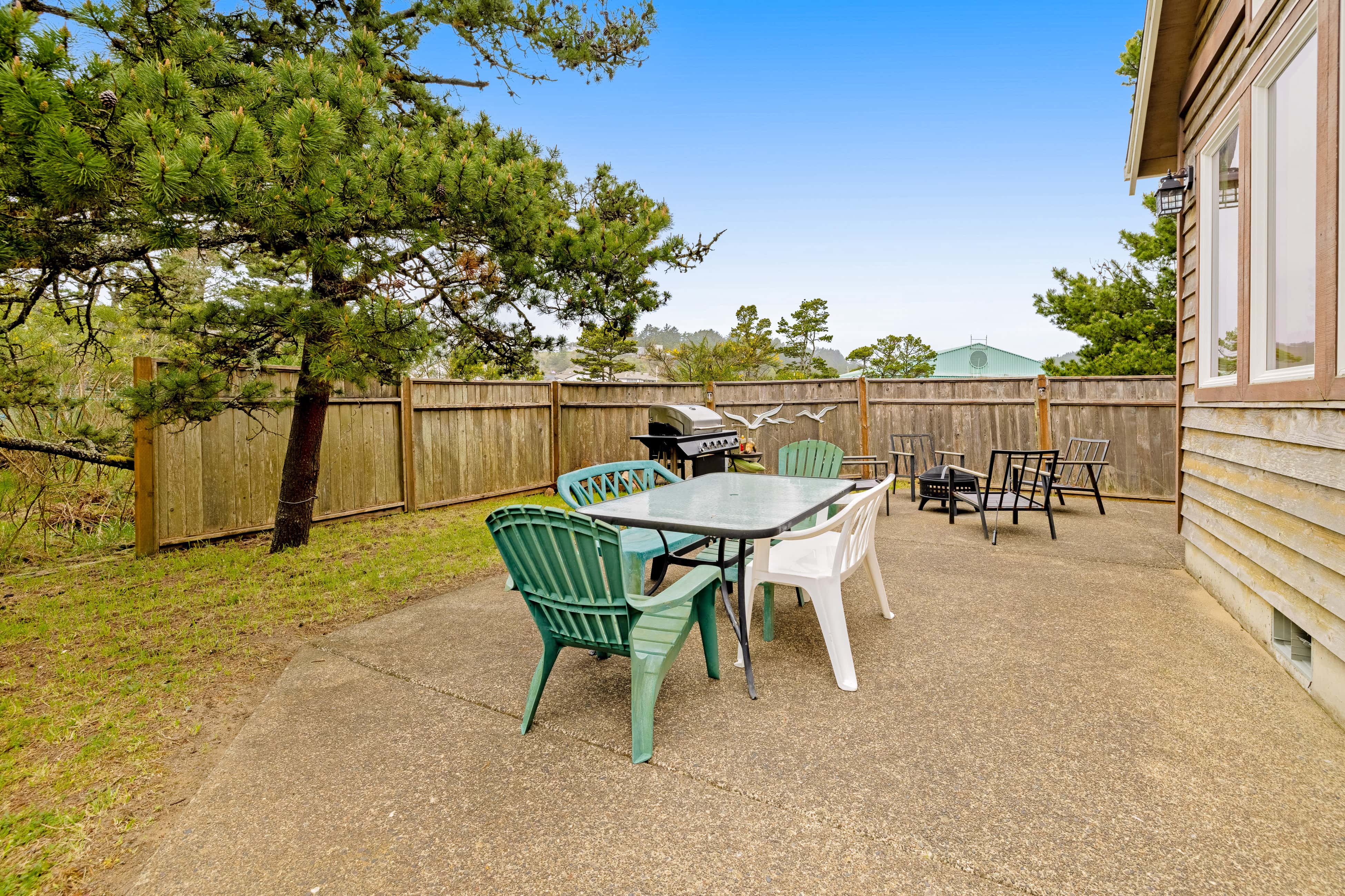 Dog friendly coastal retreat with a game room patio grill jetted tub and with D