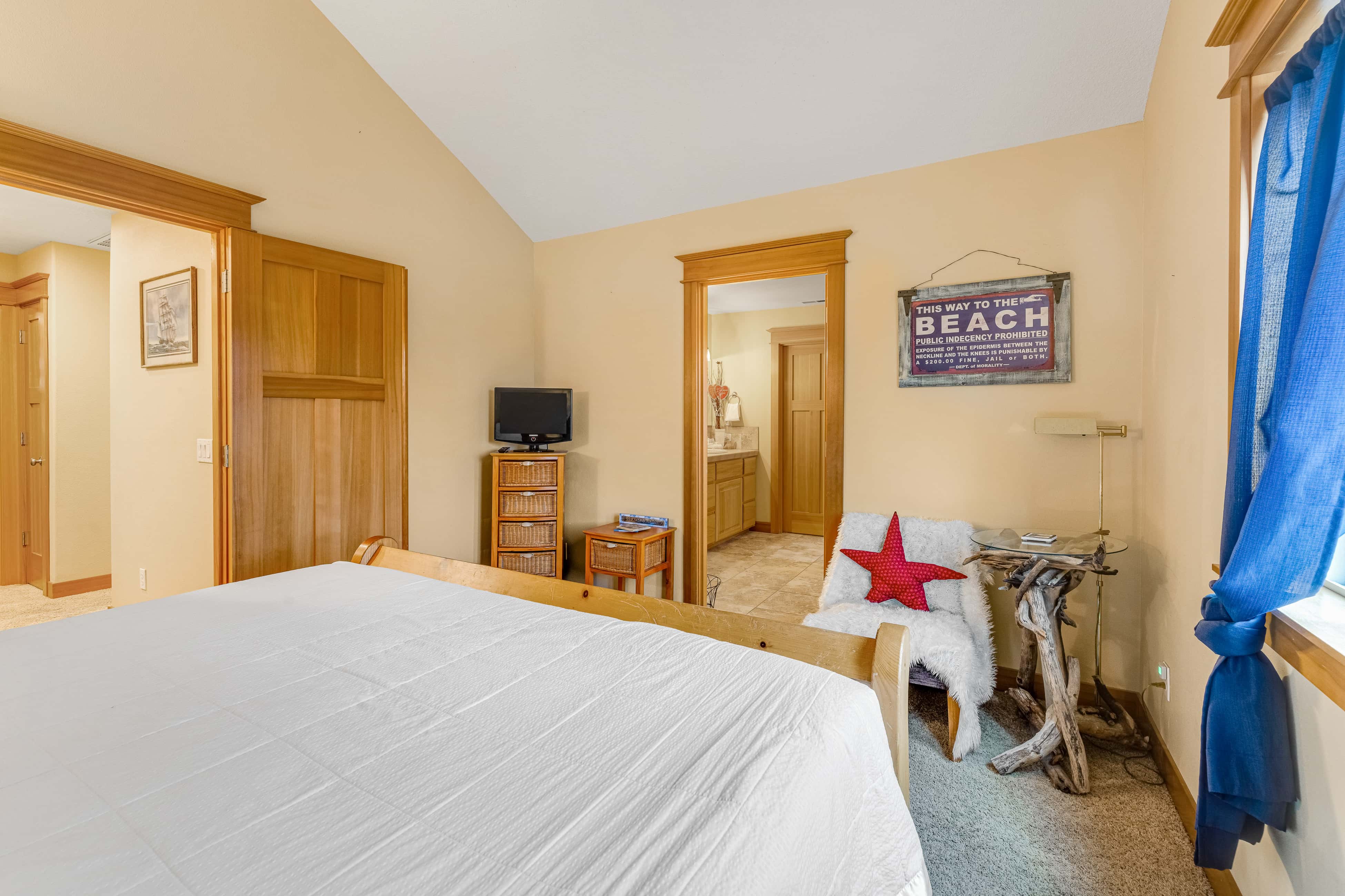 Dog friendly coastal retreat with a game room patio grill jetted tub and with D