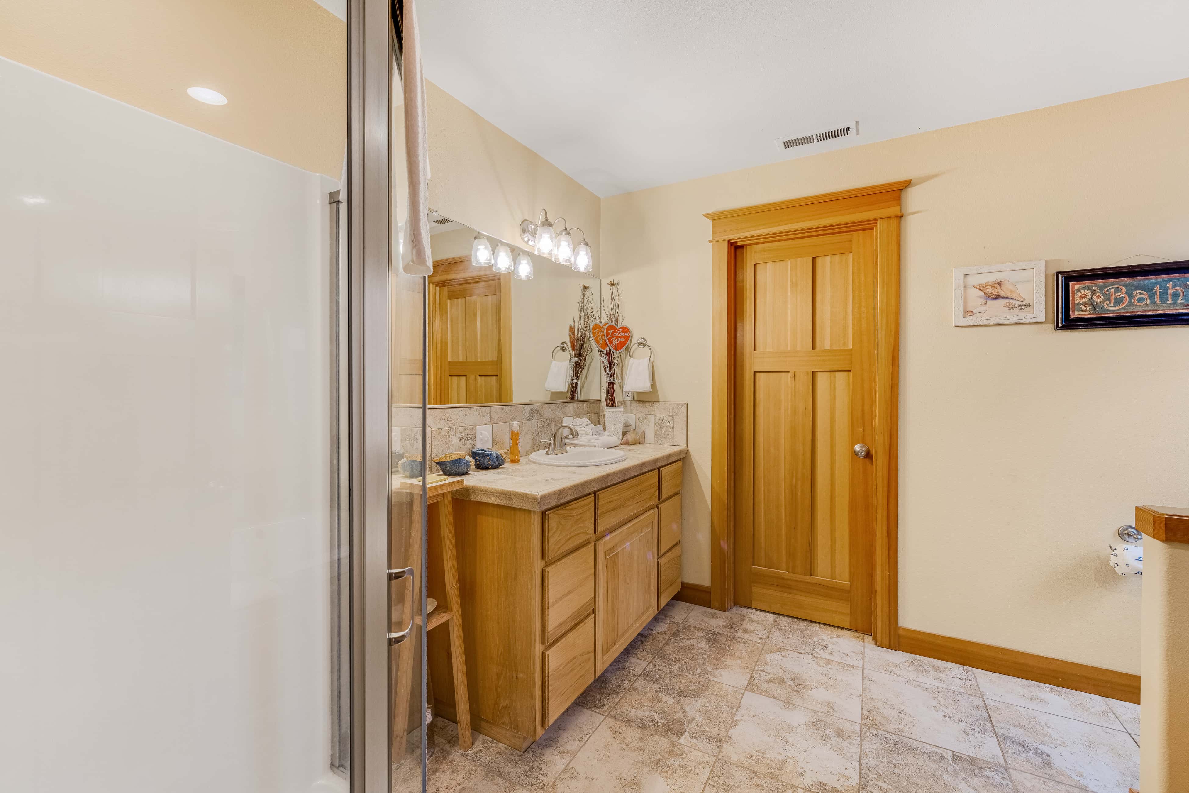 Dog friendly coastal retreat with a game room patio grill jetted tub and with D