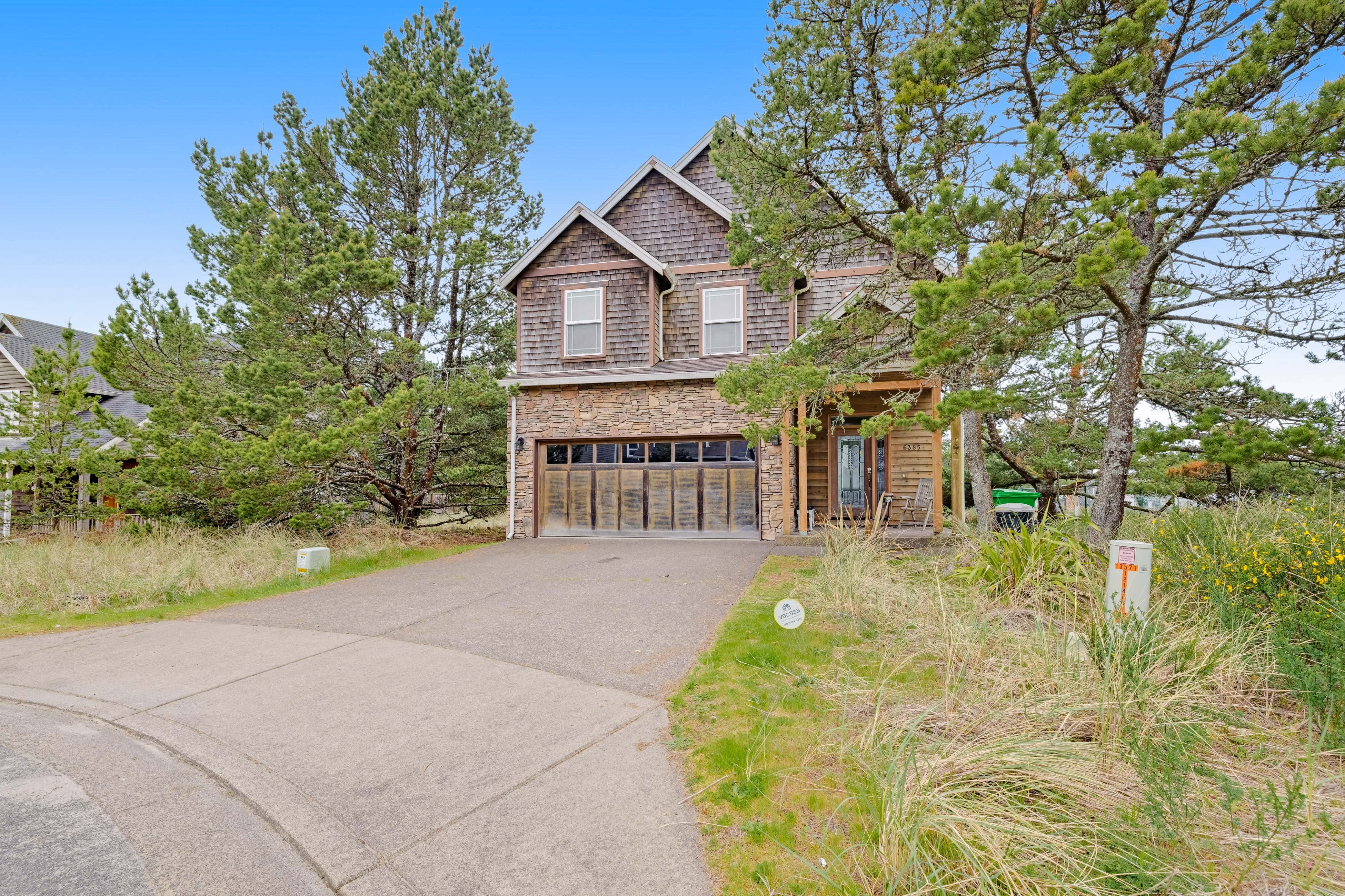 Dog friendly coastal retreat with a game room patio grill jetted tub and with D