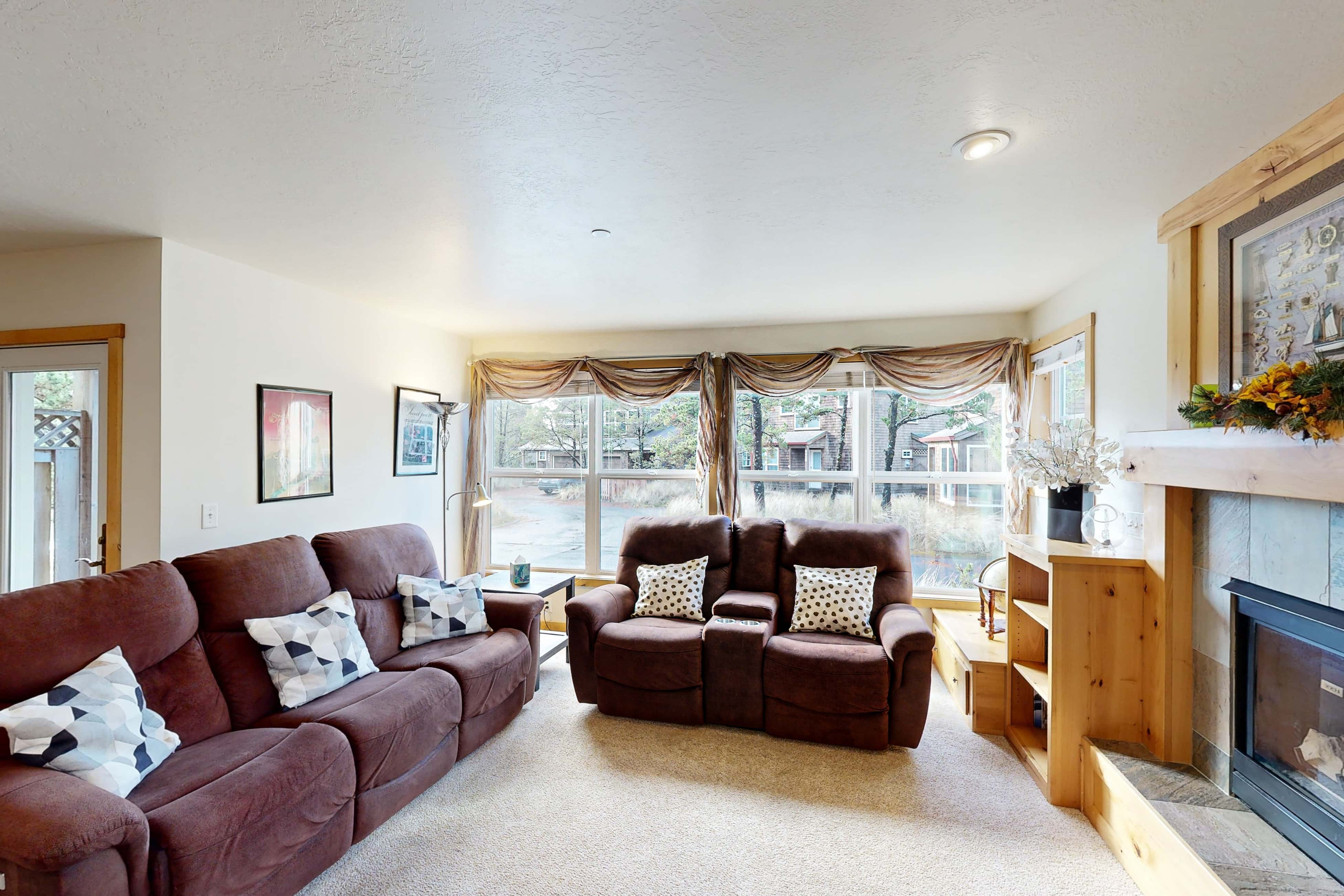 Coastal home walking distance to the beach with outdoor shower and fireplace