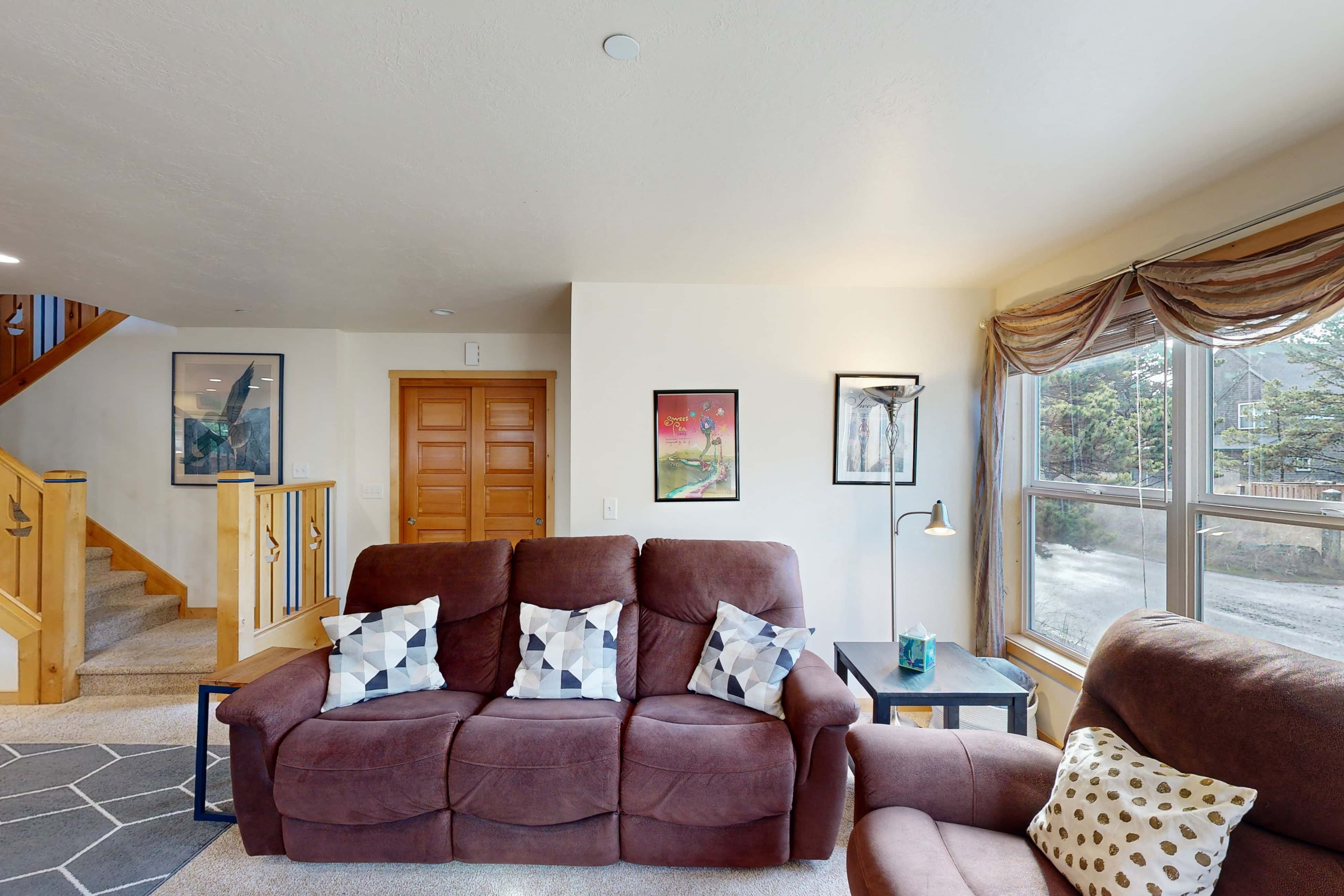Coastal home walking distance to the beach with outdoor shower and fireplace