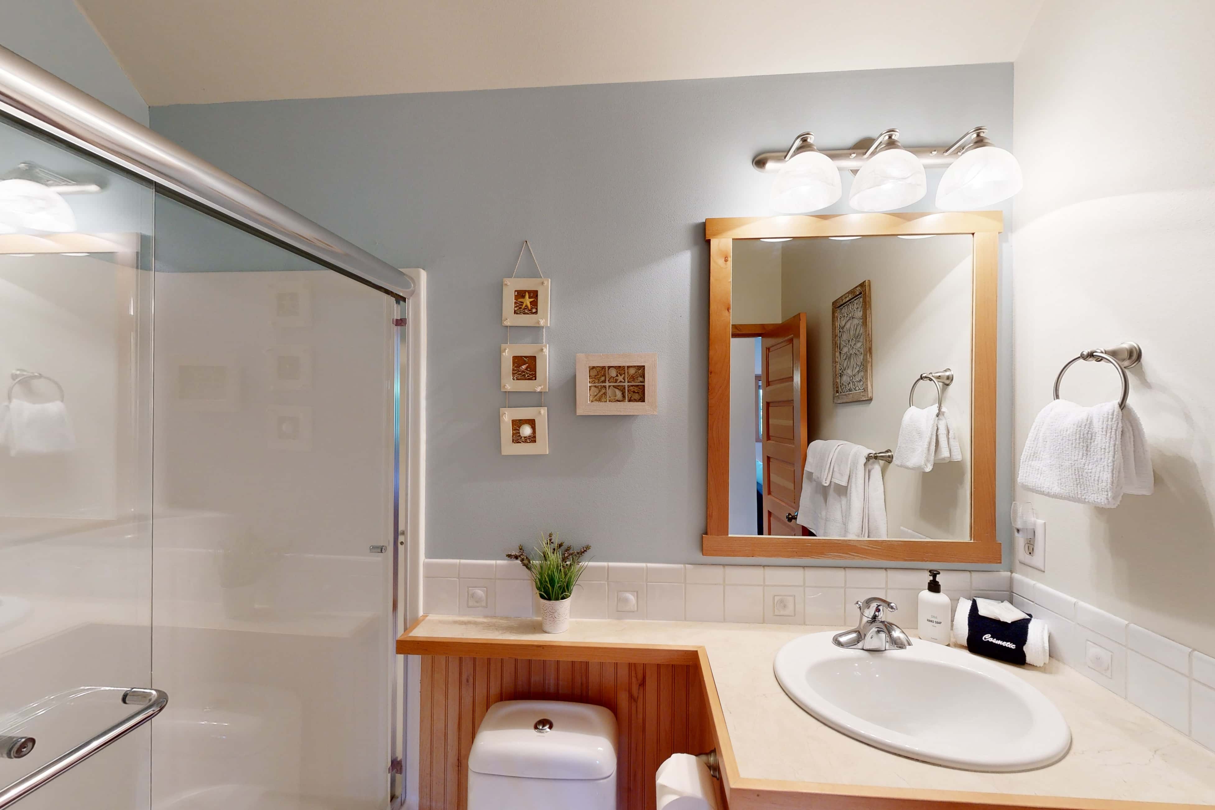 Coastal home walking distance to the beach with outdoor shower and fireplace