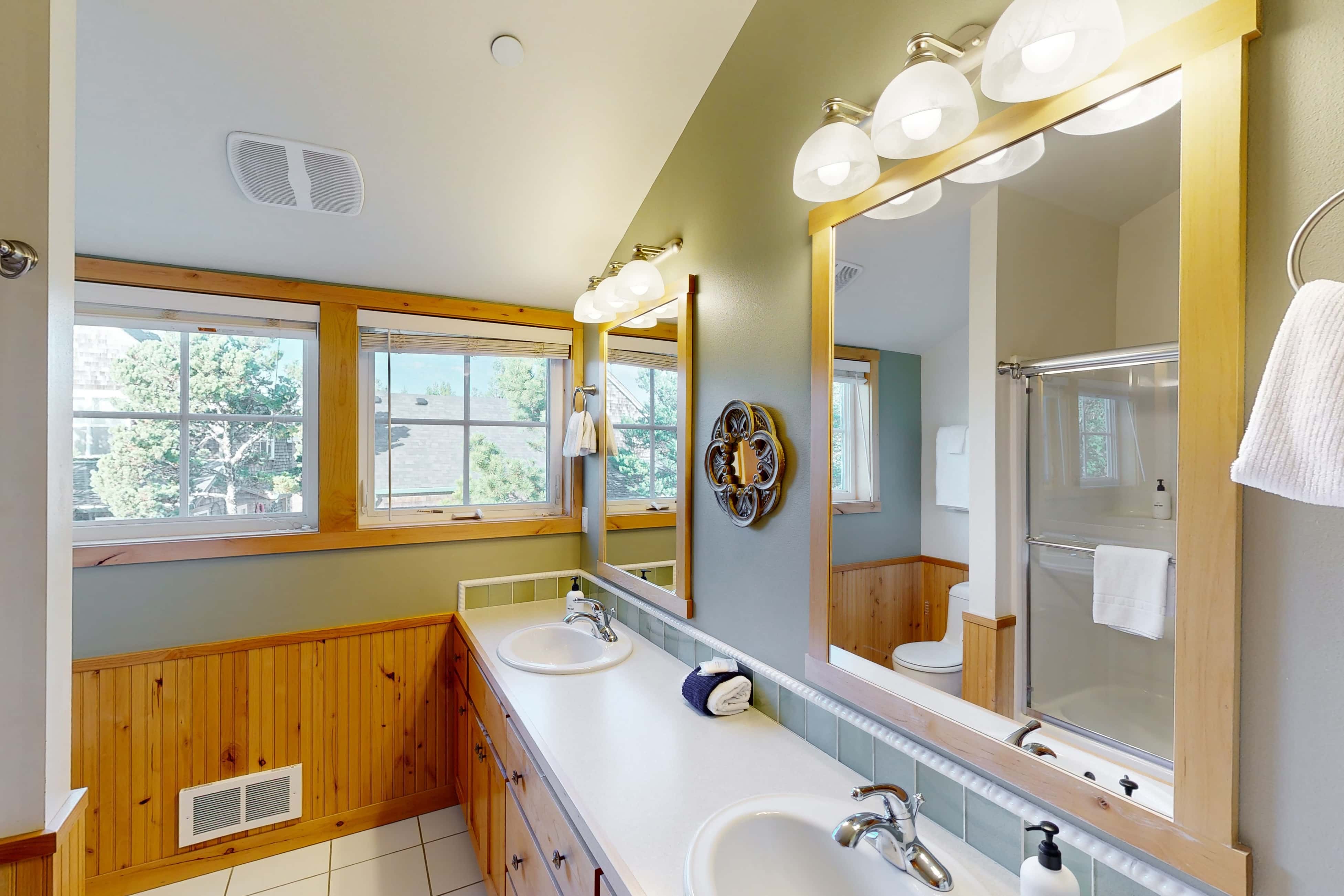 Coastal home walking distance to the beach with outdoor shower and fireplace