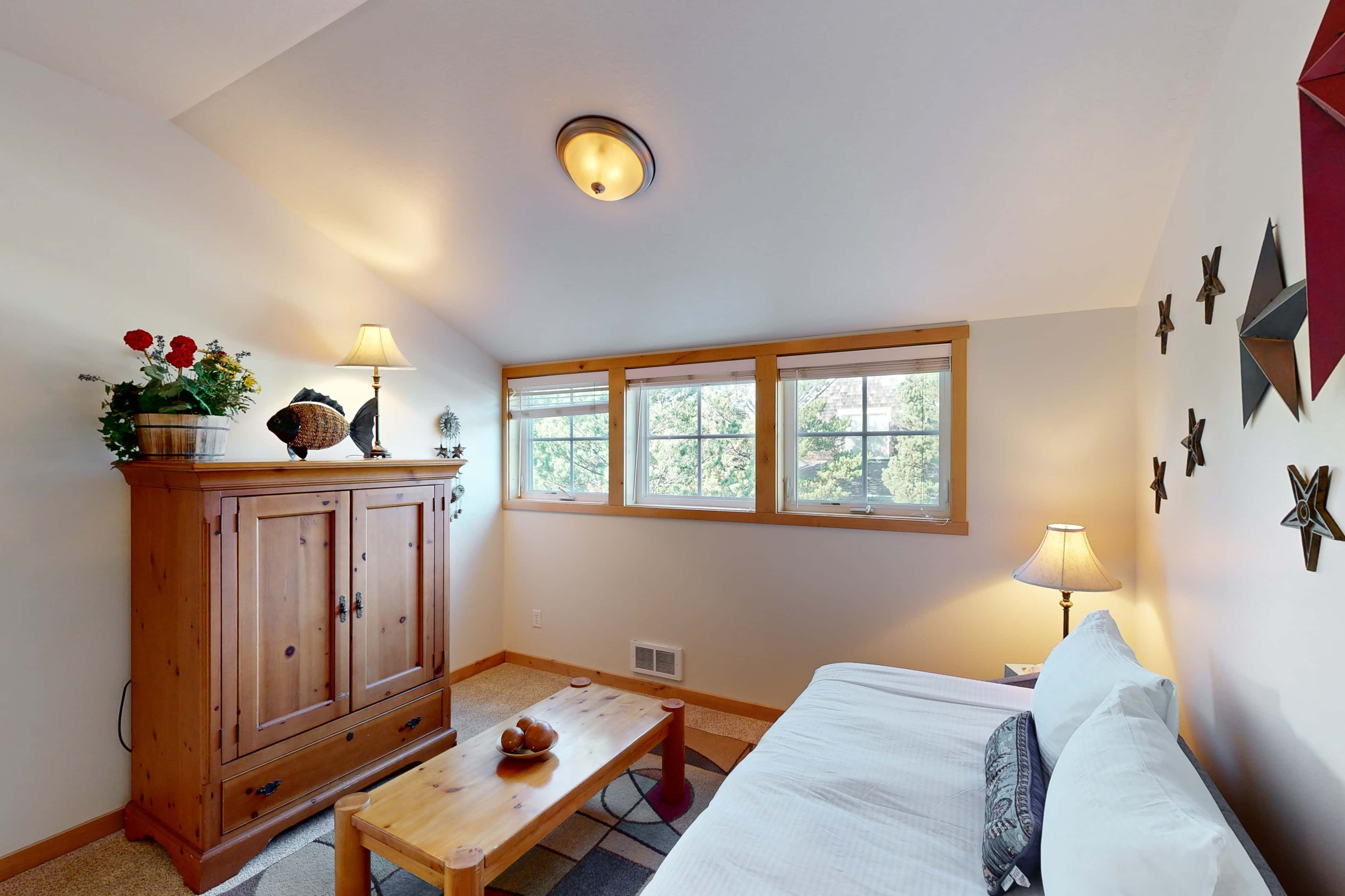 Coastal home walking distance to the beach with outdoor shower and fireplace