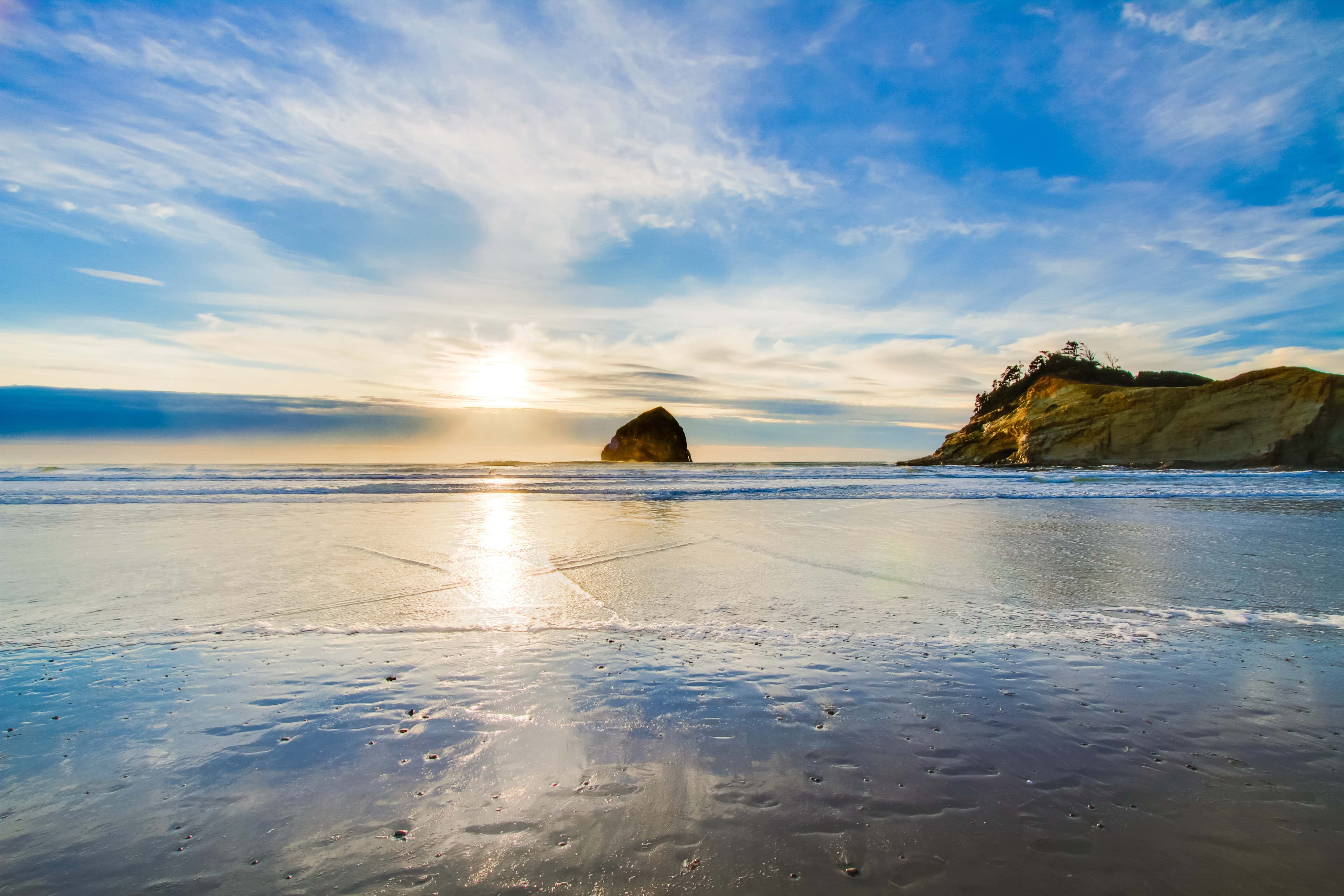 Coastal home walking distance to the beach with outdoor shower and fireplace