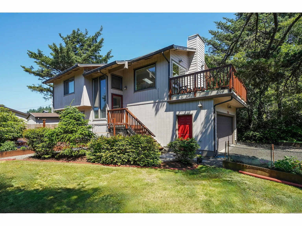 Home with gas fireplace washer dryer and 2 outdoor spaces walk to beach
