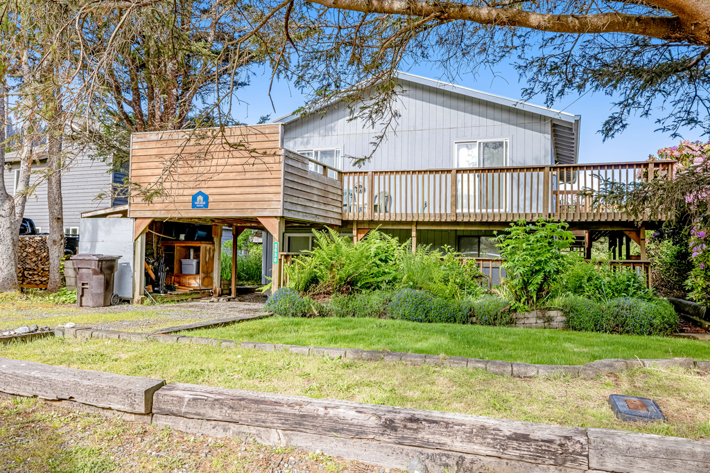 Dog friendly oceanview home one block to beach