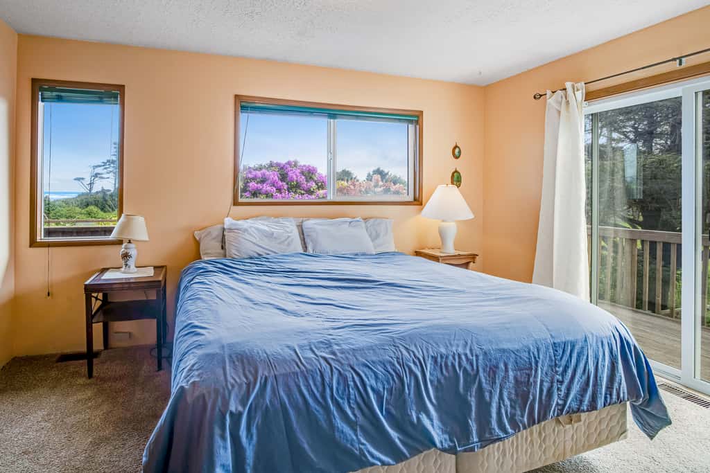 Dog friendly oceanview home one block to beach