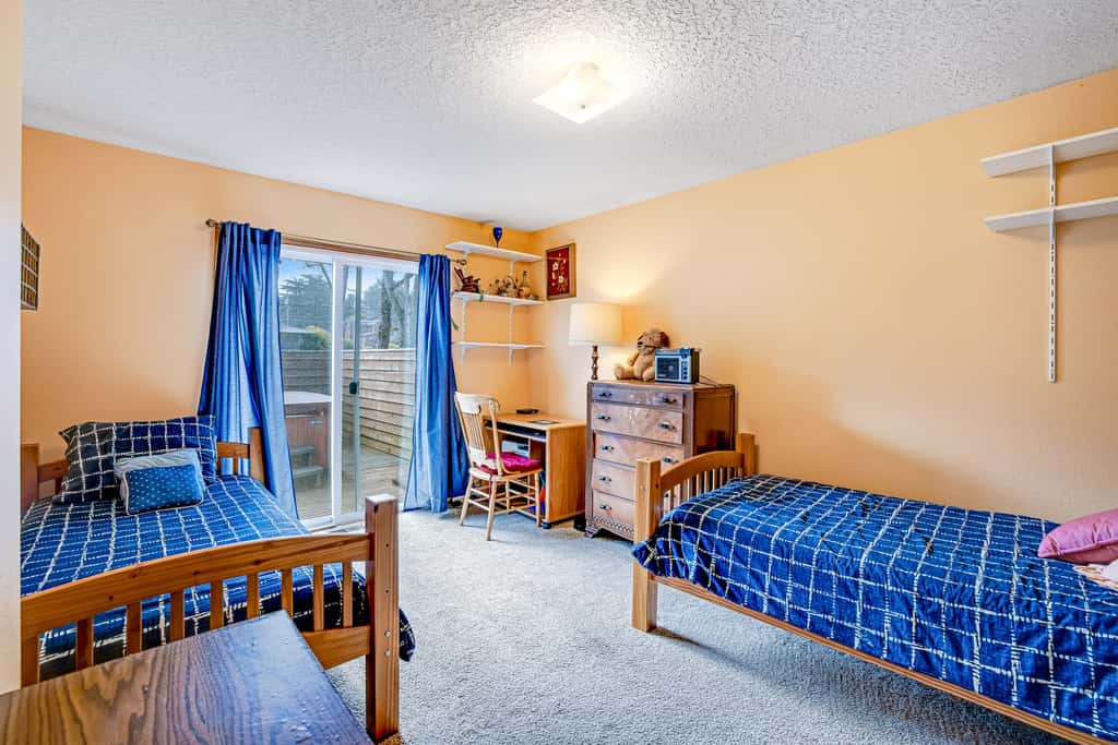 Dog friendly oceanview home one block to beach