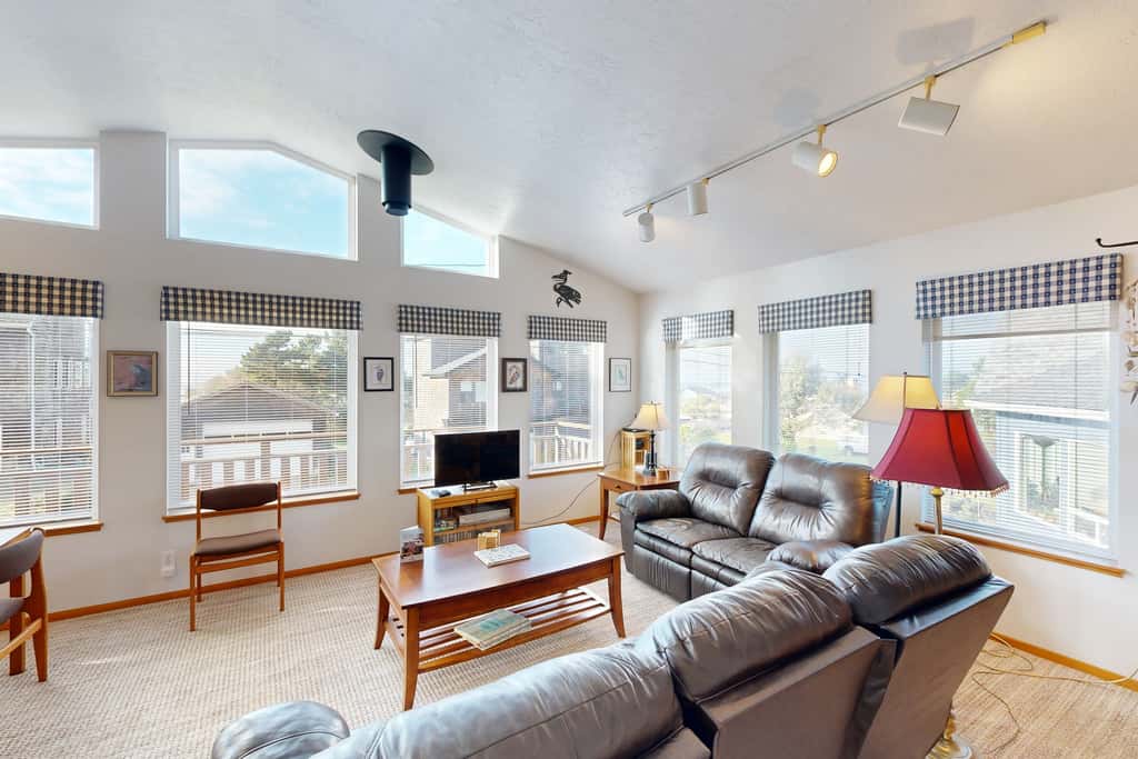 Cozy coastal home with deck ocean views and firepit 4 blocks to beach