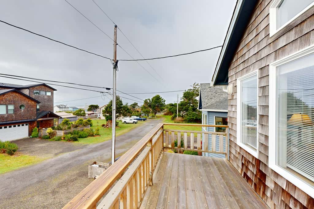 Cozy coastal home with deck ocean views and firepit 4 blocks to beach