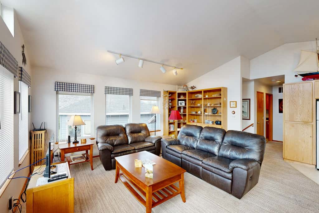 Cozy coastal home with deck ocean views and firepit 4 blocks to beach