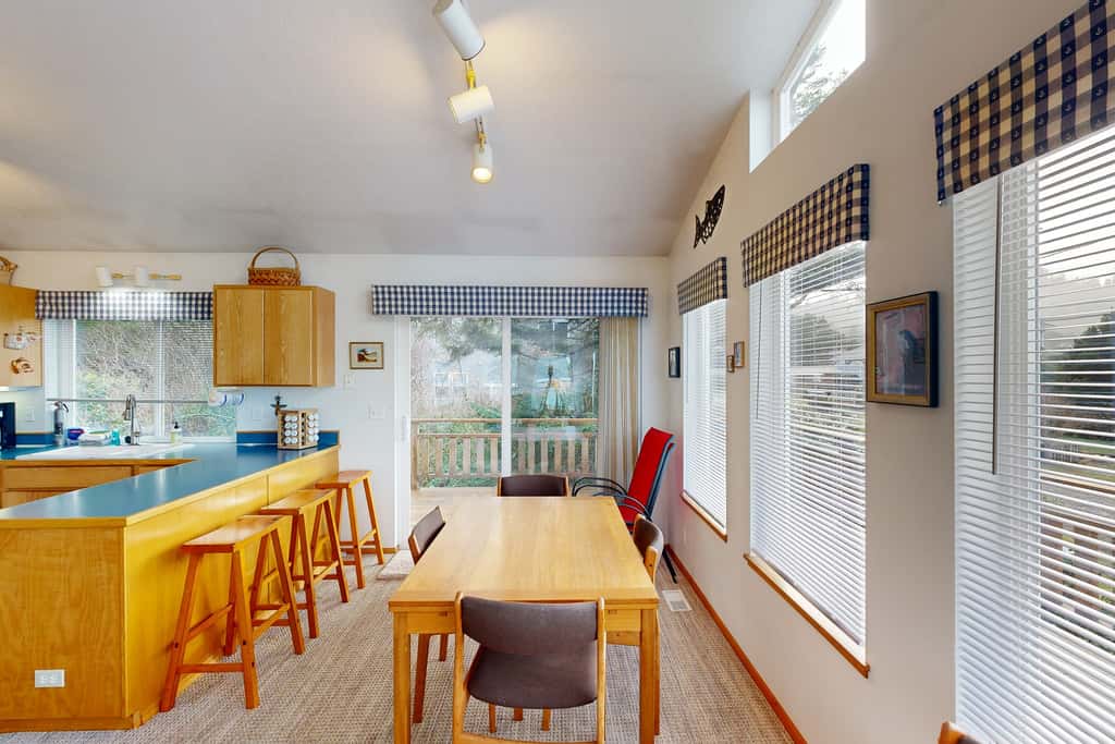 Cozy coastal home with deck ocean views and firepit 4 blocks to beach
