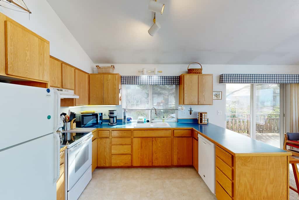 Cozy coastal home with deck ocean views and firepit 4 blocks to beach