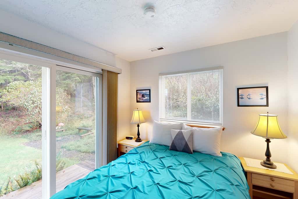 Cozy coastal home with deck ocean views and firepit 4 blocks to beach