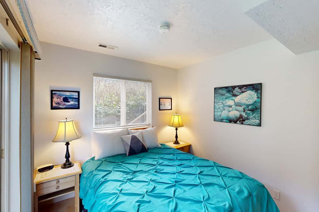 Cozy coastal home with deck ocean views and firepit 4 blocks to beach