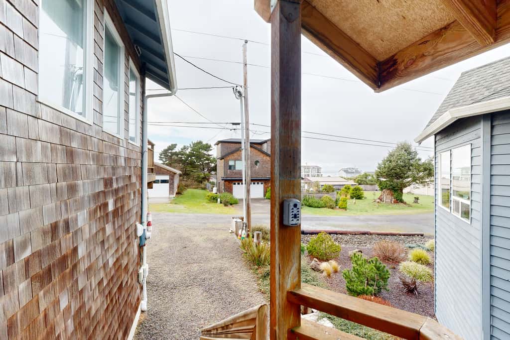 Cozy coastal home with deck ocean views and firepit 4 blocks to beach