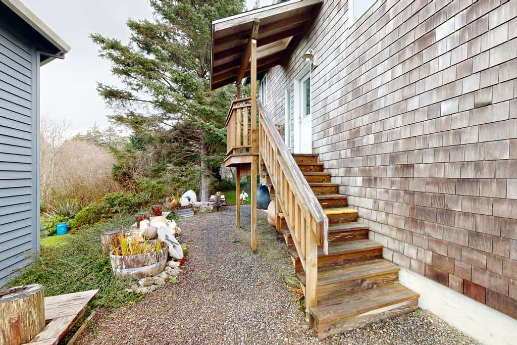 Cozy coastal home with deck ocean views and firepit 4 blocks to beach