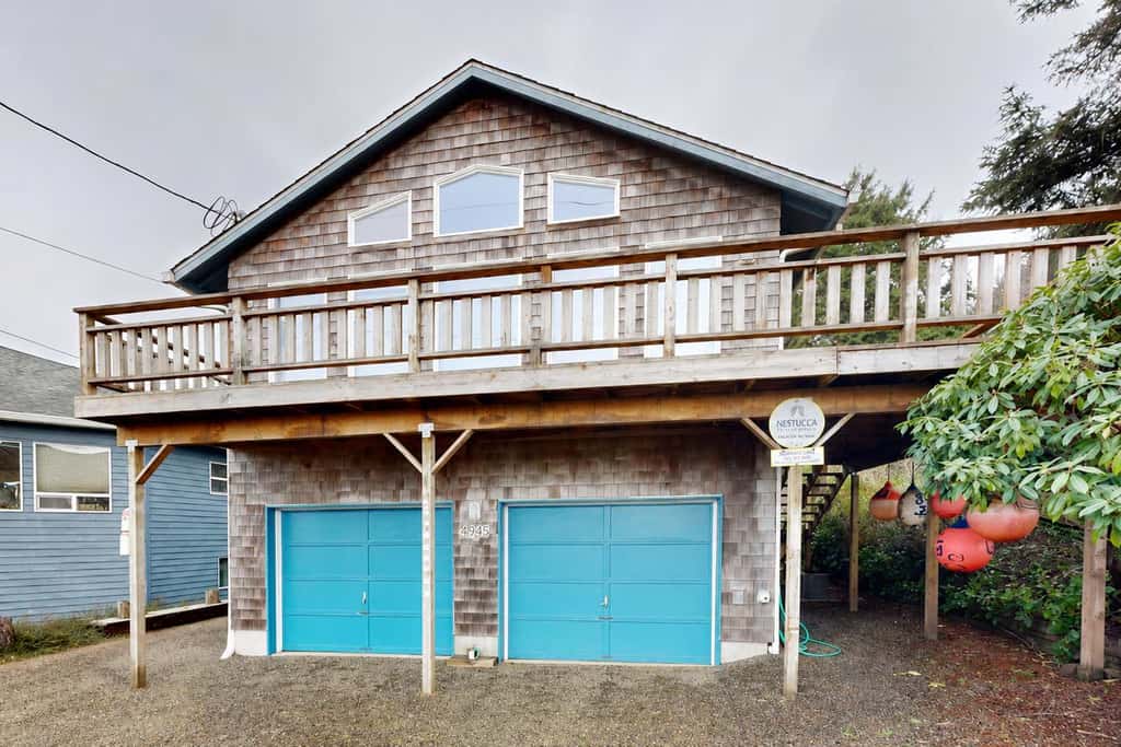 Cozy coastal home with deck ocean views and firepit 4 blocks to beach