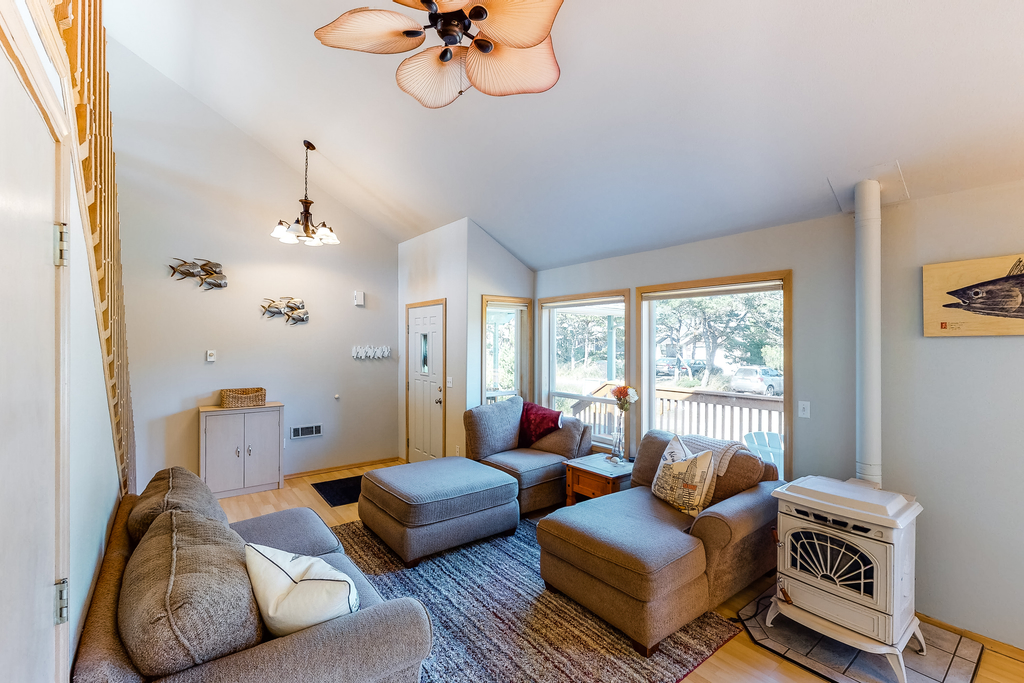 Bright dog friendly home with wrap around deck just steps from beach