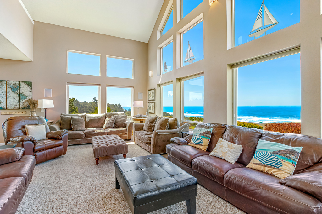 Ocean and Mountain View Home with Private Hot Tub Pool Table Deck Fast WiFi