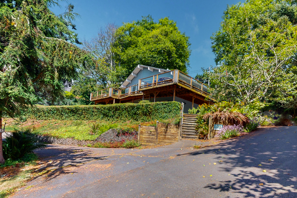 Family Friendly Home with Hot Tub Ocean View and Entertainment Near Beach