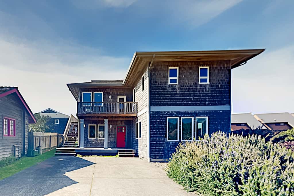 Expansive Beach Retreat 2 Decks and Balcony Corner Lot 50 to Ocean