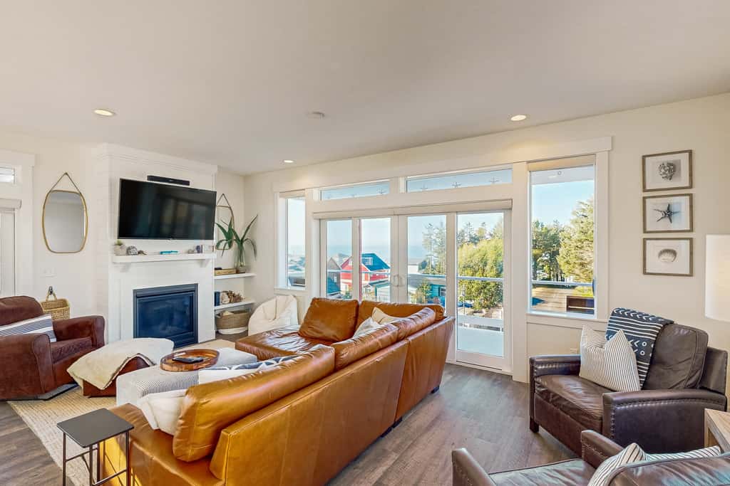 Beautiful family friendly home with private hot tub walk to beach shared pool
