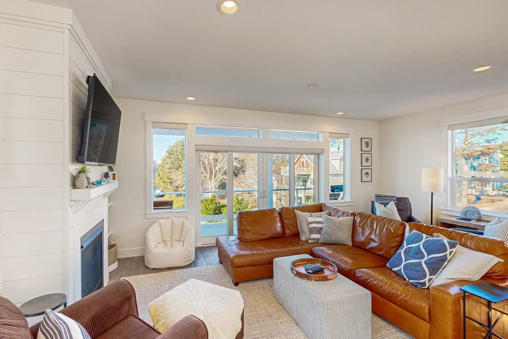Beautiful family friendly home with private hot tub walk to beach shared pool