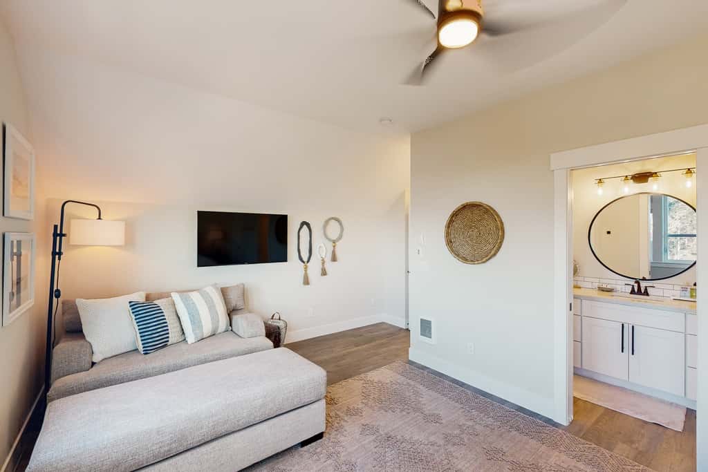 Beautiful family friendly home with private hot tub walk to beach shared pool