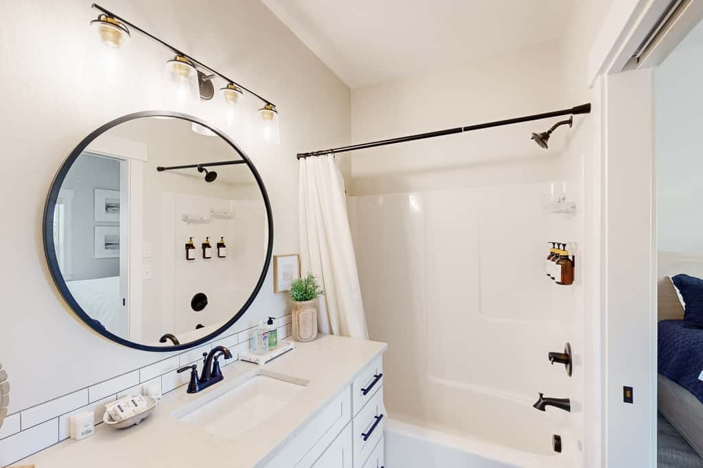 Beautiful family friendly home with private hot tub walk to beach shared pool