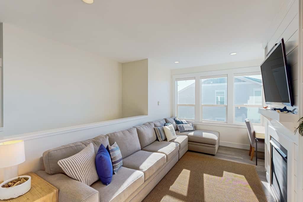 Beautiful family friendly home with private hot tub walk to beach shared pool