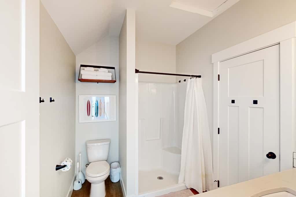 Beautiful family friendly home with private hot tub walk to beach shared pool