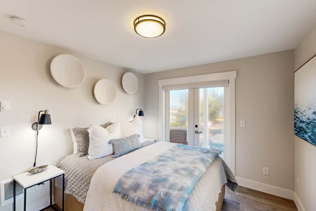 Beautiful family friendly home with private hot tub walk to beach shared pool
