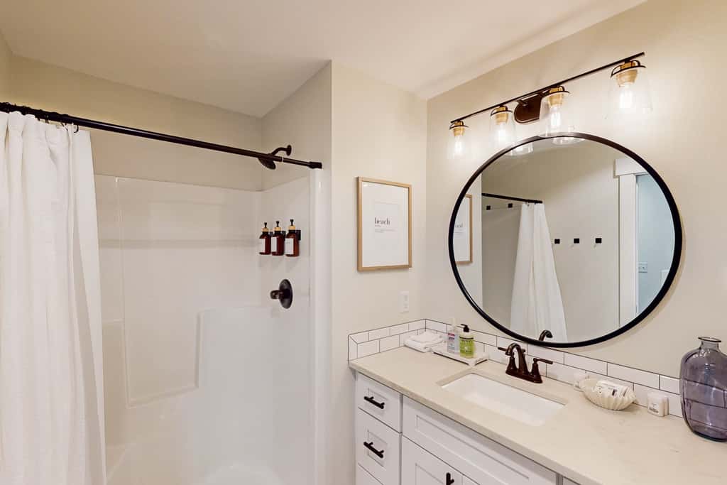 Beautiful family friendly home with private hot tub walk to beach shared pool