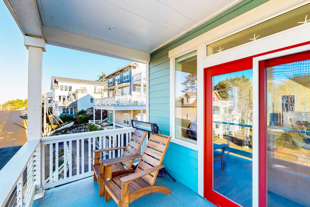 Beautiful family friendly home with private hot tub walk to beach shared pool