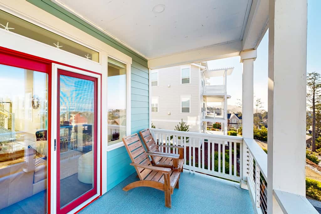 Beautiful family friendly home with private hot tub walk to beach shared pool