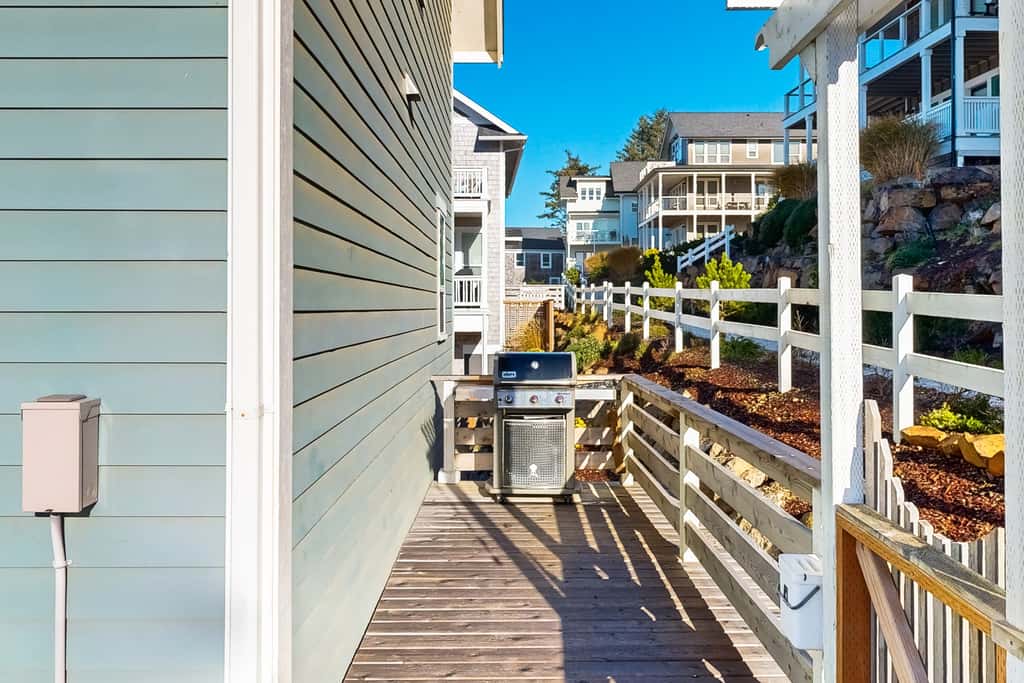 Beautiful family friendly home with private hot tub walk to beach shared pool