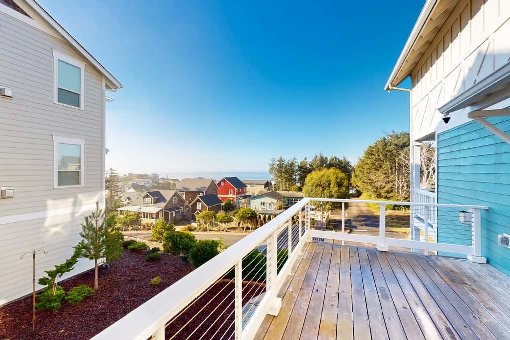 Beautiful family friendly home with private hot tub walk to beach shared pool