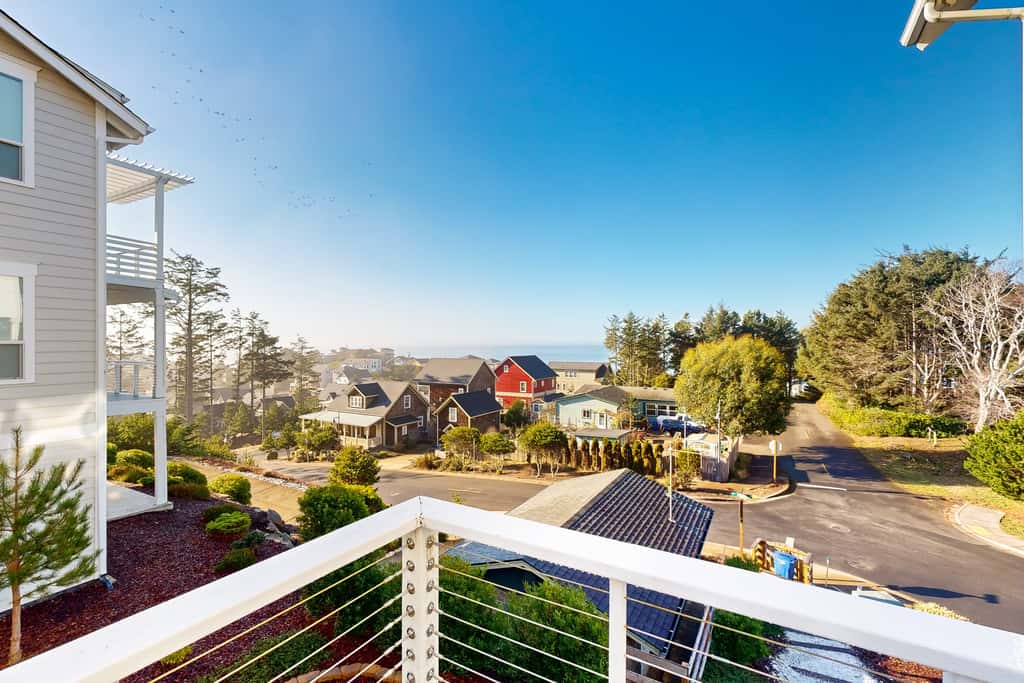 Beautiful family friendly home with private hot tub walk to beach shared pool