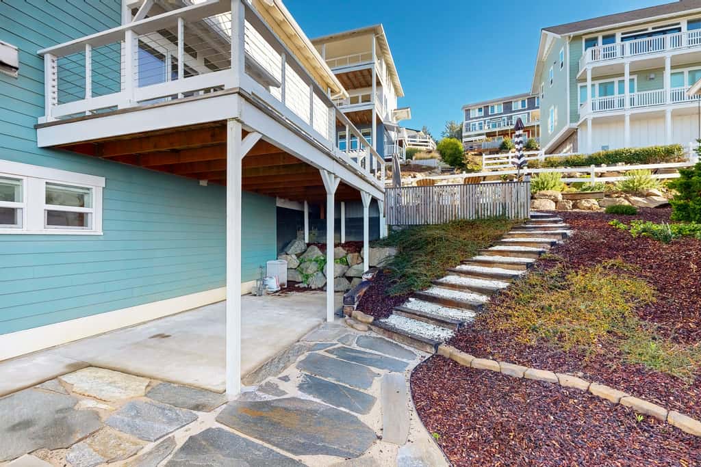 Beautiful family friendly home with private hot tub walk to beach shared pool