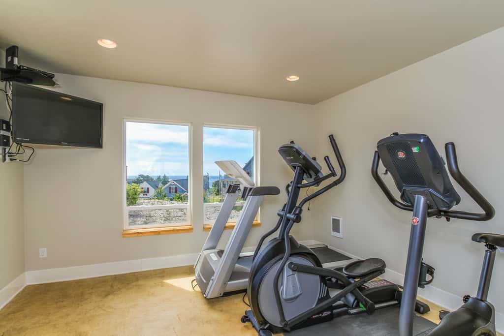 Beautiful family friendly home with private hot tub walk to beach shared pool