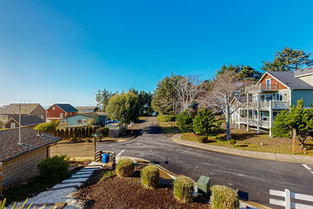 Beautiful family friendly home with private hot tub walk to beach shared pool