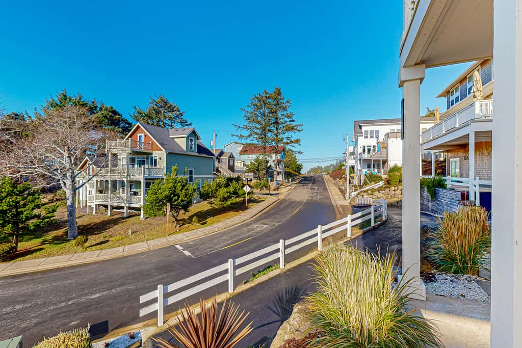 Beautiful family friendly home with private hot tub walk to beach shared pool