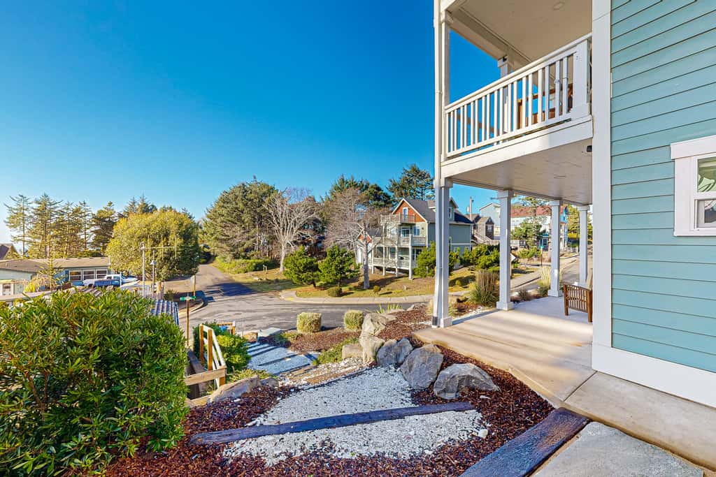 Beautiful family friendly home with private hot tub walk to beach shared pool
