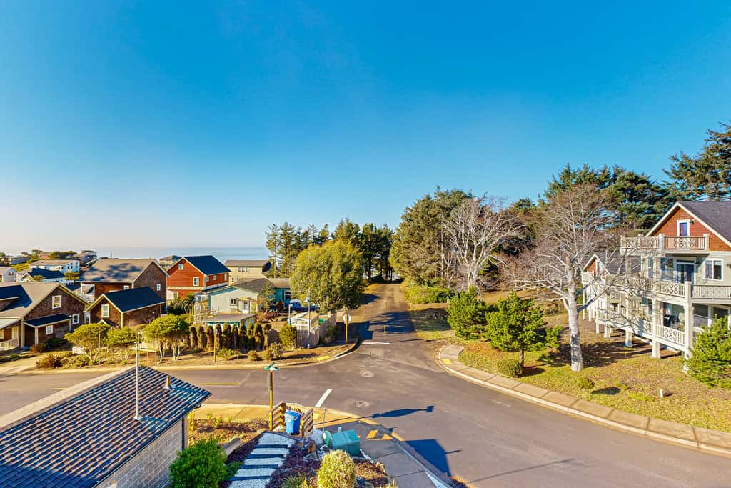 Beautiful family friendly home with private hot tub walk to beach shared pool