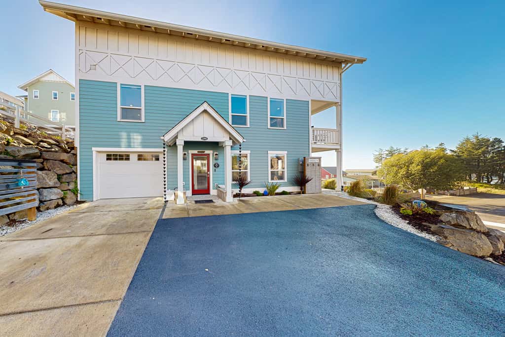 Beautiful family friendly home with private hot tub walk to beach shared pool