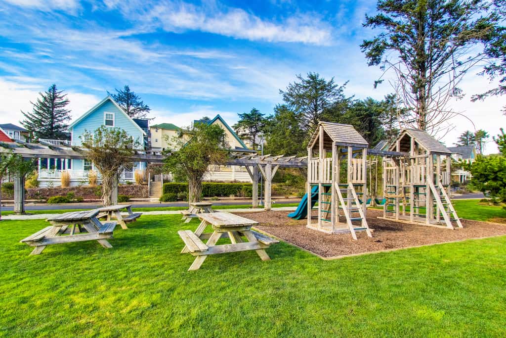 Beautiful family friendly home with private hot tub walk to beach shared pool